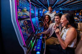 Màn hình sảnh game 777king hiển thị slot online và live casino trên điện thoại